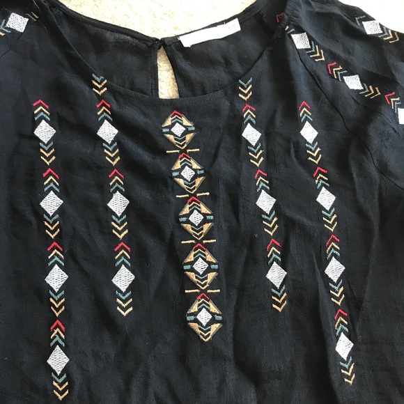 UEC | Lush Embroidered Blouse | Size M | High Low Style - Picture 11 of 12